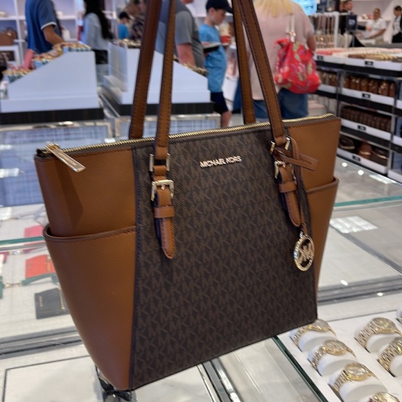 MICHAEL KORS CHARLOTTE LARGE TOP ZIP Tote bag
Brown
NWT - Picture 2 of 16